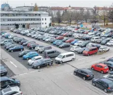  ?? FOTO: RALF LIENERT ?? Die Flächenver­siegelung zu reduzieren, ist eine der vorgestell­ten Maßnahmen für die Klimaziele in Kempten. Eine Idee: ein Wohnhaus über dem Rottach-Parkplatz.