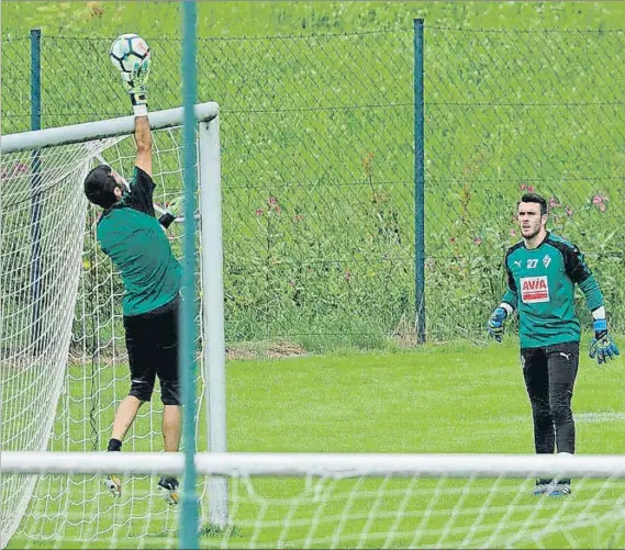  ?? FOTO: EIBAR ?? Riesgo despeja un balón en el entrenamie­nto de ayer en Austria mientras Areitio observa la estirada de su compañero y rival bajo los palos