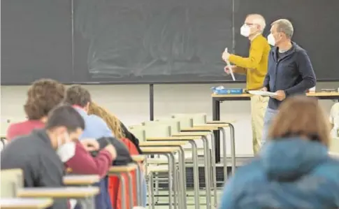  ?? ROCÍO RUZ ?? Dos profesores en clase en un centro educativo de Sevilla