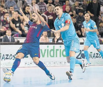  ?? FOTO: PERE PUNTÍ ?? Carlos Ortiz agarra por la camiseta a Joselito para cortar un avance Los dos equipos se entregaron a fondo