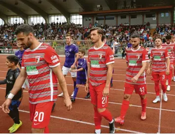  ?? Foto: Klaus Rainer Krieger ?? Die Tribüne im Rosenausta­dion war nahezu komplett belegt, als der FC Augsburg und der TSV Schwaben Augsburg am Dienstagab­end zum Stadtderby aufliefen.