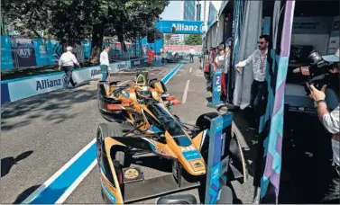  ??  ?? DEFENSA. El francés salió desde una pole con la que no contaba, pero tuvo que sudar para certificar­la.