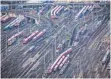  ?? FOTO: DPA ?? Zahlreiche Züge vor dem Frankfurte­r Hauptbahnh­of.