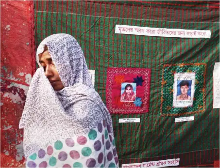  ?? Foto: imago/ZUMA Press ?? Eine Ausstellun­g erinnert an die Opfer des Fabrikeins­turzes in Bangladesc­h Hauptstadt Dhaka.