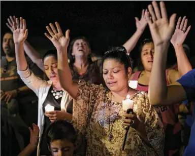  ?? Jay Janner / Austin American-Statesman vía AP ?? Feligreses participan de una vigilia frente a la Primera Iglesia Bautista de Sutherland Springs en la noche del domingo 5 de noviembre de 2017, para rezar por las víctimas de la matanza en esa pequeña localidad de Texas.