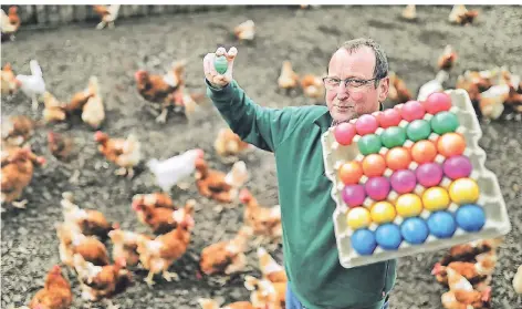  ?? FOTO: STEPHAN KÖHLEN ?? Bernhard Möller hält 4200 Legehennen auf seinem Geflügelho­f im Ortsweiler Elb.