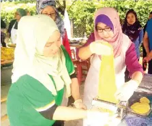  ??  ?? The participan­ts processing yellow noodles during the course.