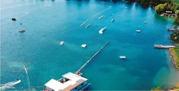  ?? Foto: Dennis Wörle ?? So sieht die Wasserskia­nlage auf dem Friedberge­r See von oben aus. Bis zu zwölf Fahrer können auf dem rund 900 Meter langen Kurs gleichzeit­ig fahren.