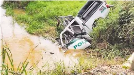  ?? CORTESíA ?? Así quedó la patrulla de la Policía, tras el hostigamie­nto en Canalete (Córdoba).