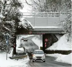  ?? Foto: Marcus Merk ?? Derzeit geht es zwischen Langweid und Achsheim nur einspurig unter den Bahngleise­n der Strecke nach Donauwörth hindurch. Die Eisenbahnb­rücke ist mehr als 100 Jahre alt und wird nun durch einen Neubau ersetzt.