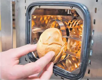  ?? FOTO: DPA ?? Mit diesem speziell für die ISS entwickelt­en Ofen sollen die Astronaute­n auf dem Außenposte­n der Erde in naher Zukunft backen können.
