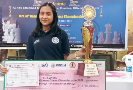  ?? SPECIAL ARRANGEMEN­T ?? Proud moment:
Divya Deshpande poses with the champion’s trophy and the cheque after winning her maiden National women chess title in Bhubaneswa­r.