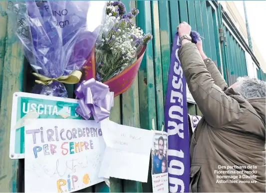  ?? PHOTO AFP ?? Des partisans de la Fiorentina ont rendu hommage à Davide Astori hier.