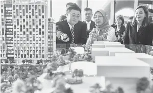  ?? — Gambar Bernama ?? TERTARIK: Dr Zaliha (dua kanan) melihat reka bentuk pembanguna­n ketika hadir merasmikan projek perbandara­n kesihatan Kuala Lumpur (KL) Wellness City di Bukit Jalil semalam.