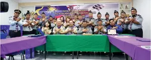  ??  ?? AWANG Zaini (depan tiga kanan) merakamkan gambar kenangan bersama pasukan PPMCS dan North Gyeonggi Council Korea Scout Associatio­n.