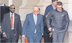  ??  ?? El líder de la minoría demócrata en el Senado, Chuck Schumer (centro), habló ayer con la prensa en el Capitolio tras reunirse con el presidente Donald Trump.