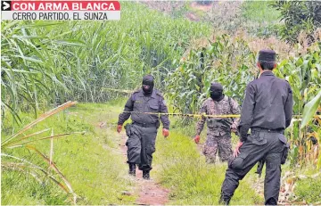  ??  ?? LOS ASESINOS UTILIZARON LAS CUMAS QUE LLEVABAN LOS PRIMOS PARA ATACARLOS; LOGRARON MATAR A DOS Y HERIR AL OTRO.