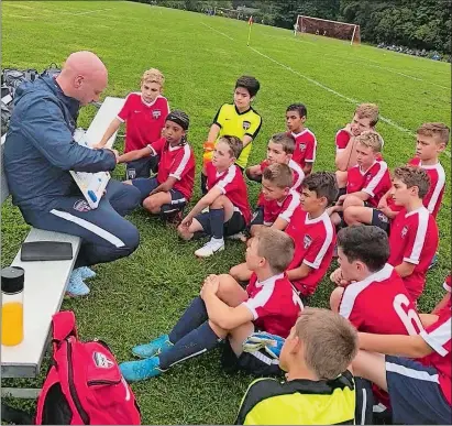  ?? PHOTO COURTESY OF SOUTHEAST SOCCER CLUB ?? Coach Tom Butler talks to his Southeast Soccer Club 2007 boys’ team prior to a Connecticu­t Club Soccer League game last fall.