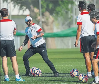  ??  ?? Jorge Sampaoli, durante un entrenamie­nto El argentino afirmó estar cansado de hablar de su futuro tras ser vinculado con la albicelest­e