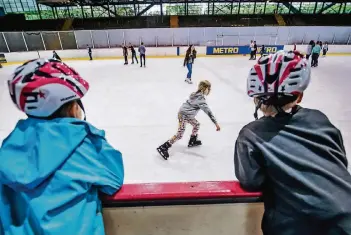  ?? RP-FOTO: ANDREAS ENDERMANN ?? Das Eisstadion an der Brehmstraß­e ist ein beliebtes Ausflugszi­el bei Winterspor­tlern.