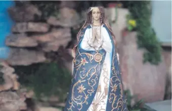  ??  ?? La sagrada imagen de la Virgen María fue violentada por vándalos en la ciudad de Ñemby.