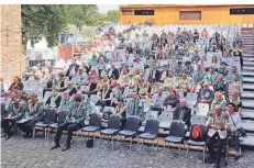  ?? FOTO: ST.-SEBASTIANU­S-BRUDERSCHA­FT ?? Unter anderem mit einer Messe vor Schloss Neersen beging die St.-Sebastianu­s-Bruderscha­ft Neersen ihren Schützenta­g.