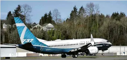  ?? Jason Redmond/Associated Press ?? » NOVIDADE NO AR Boeing 737 MAX 7 decola no estado de Washington (EUA) para seu voo de estreia; o modelo, o menor da família MAX da empresa americana, com capacidade de até 172 passageiro­s, deve chegar ao mercado em 2019