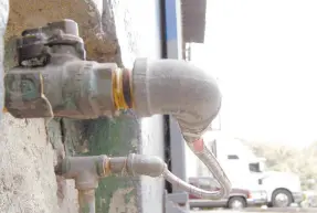  ?? ?? l Agua de Hermosillo intensific­a la instalació­n de medidores.