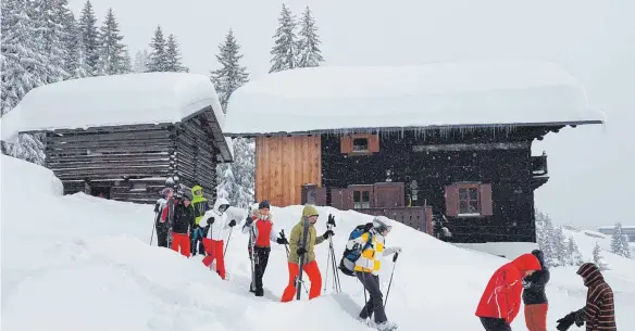  ?? FOTOS: SKIVEREIN WELFEN WEINGARTEN ?? Eine Gruppe des Skivereins Welfen Weingarten ist aktuell im vereinseig­enen Haus Schönhof am Golm.