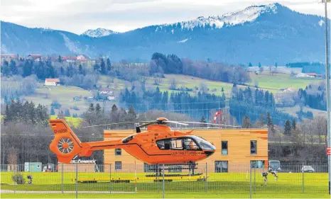  ?? FOTO: RALF LIENERT ?? Auf dem Duracher Flugplatz ist für 5,7 Millionen Euro ein Hangar für den Allgäuer Rettungshu­bschrauber Christoph 17 gebaut worden.