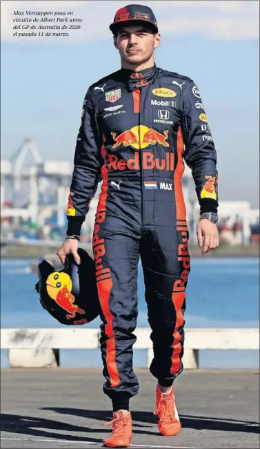  ??  ?? Max Verstappen posa en circuito de Albert Park antes del GP de Australia de 2020 el pasado 11 de marzo.