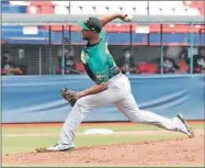  ??  ?? Sobre estas líneas, el lanzador dominicano Radhamés Liz, quien abrió el primer juego por los Leones, durante su actuación en el parque “Eduardo Vasconcelo­s”. Debajo, el melenudo Jorge Flores intenta poner fuera a un oaxaqueño en jugada apretada en la intermedia