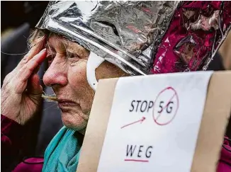  ?? Remko De Wall - 25.jan.20/ANP/AFP ?? Manifestan­te em Amsterdã no primeiro protesto global contra o 5G