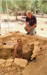  ??  ?? LA PAREJA de arqueólogo­s Sharon Stocker y Jack Davis. A la dcha., el tholos de Pilos.