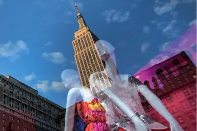 ??  ?? Doppelbild Das Empire State Building spiegelt sich
im Schaufenst­er einer Boutique und wird vom realen Abbild der Schaufenst­erpuppen und Teilen der Dekoration
überlagert.
Sony A7R II | 37 mm (16-70 mm) | ISO 400 | f/16 | 1/30 s