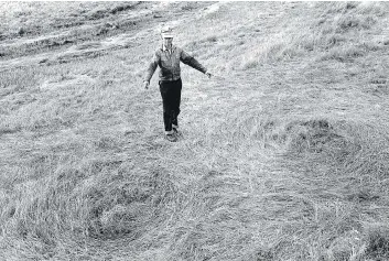  ?? DON HEALY ?? Fuhr indicates where multiple flying saucers landed on his farm in Langenburg in September 1974.