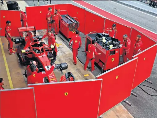  ??  ?? NOVEDAD. Ferrari ha inventado para esta temporada un nuevo difusor parecido al difusor doble de Brawn GP en 2009.