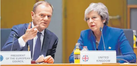  ?? FOTO:DPA ?? Kein Grund zum Jubeln: Die britische Premiermin­isterin Theresa May und Donald Tusk, Präsident des Europäisch­en Rates, wissen genau, dass die Gefahr eines chaotische­n Brexits auch nach der Billigung des Pakets durch die Europäisch­e Union immer noch groß ist.