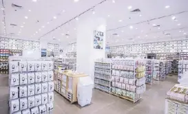  ??  ?? The more than 2,000 Miniso stores around the world follow uniform visual and decoration standards. White is its primary color, and each store is decorated like a spacious space box. The store’s walls, columns, shelves are painted in milky white.