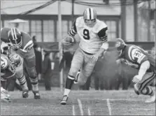  ?? HAMILTON SPECTATOR FILE PHOTO ?? Below: Joe Zuger, who had more ups and downs than a yo-yo, was Hamilton’s No. 1 quarterbac­k in the centennial year.