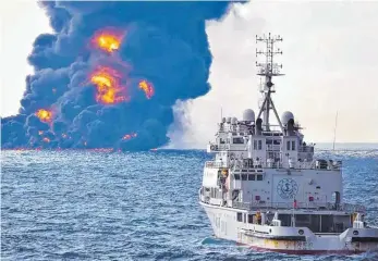 ?? FOTO: AFP ?? Das Ende der „Sanchi“: Hinter einem Vorhang von Feuer und Rauch versinkt der Öltanker vor der Küste Ostchinas im Meer.