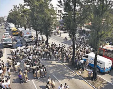  ??  ?? Menores. Los alumnos arrollados pertenecen a la Escuela Nacional de Ciencias Comerciale­s.