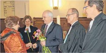  ?? FOTO: ARD ?? 60 Gerbera brachten Gemeindemi­tglieder und Gäste Pfarrer Bernhard Richter (Dritter von rechts) als Gruß zu dessen 60. Geburtstag.