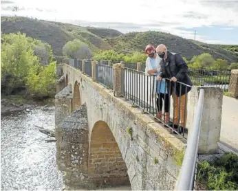  ?? Fotos: Gob. Navarra ?? Eunate López, alcaldesa de Mendigorri­a, junto al consejero Bernardo Ciriza.