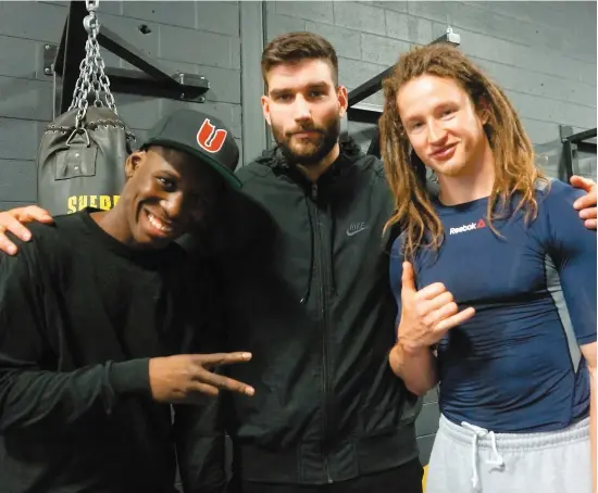  ?? PHOTO AGENCE QMI, MARIO BEAUREGARD ?? Le boxeur Yves Ulysse Jr (gauche) en compagnie de Jessy-ross Thompson (centre) et d’anthony Coady (droite) lors d’un entraîneme­nt public en prévision du combat d’ulysse contre le Vénézuélie­n Ernest Espana, samedi soir à Shawinigan.