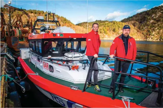  ?? FOTO: JARLE R. MARTINSEN ?? Leder for Sjøredning­skorpset i Mandal Rune Braadland og teknisk ansvarlig Tor Wiig om bord på redningssk­øyta «Bill» som ligger ved Kleven. De trenger flere frivillige til å gå inn i beredskape­n. Nå tøyes strikken for dem som er i korpset for å fylle vaktlisten­e.