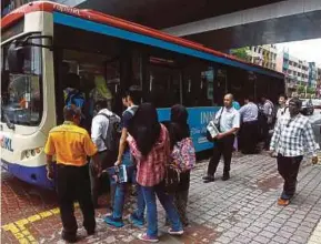  ?? PIC
FILE ?? Commuters boarding a bus outside KL Sentral, Kuala Lumpur.