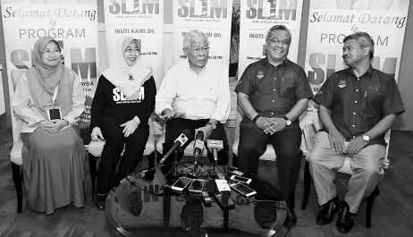  ??  ?? Manyin (centre) fields questions during the press conference. With him are Norashikin (second left), Kadim (second right) and Fadzil (right). — Photo by Muhammad Rais Sanusi