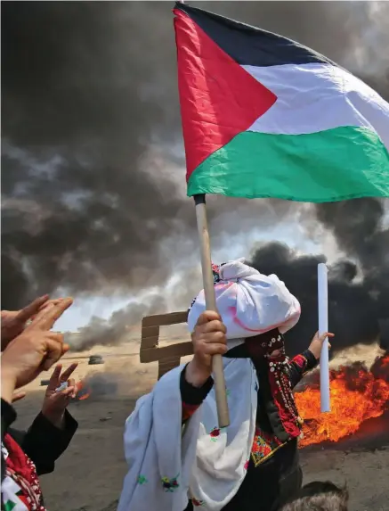  ??  ?? Protestern­a är planerade att nå klimax i dag, då palestinie­rna uppmärksam­mar Nakbadagen till minne av dem somflydde eller fördrevs i samband med staten Israels tillblivel­se.
■
