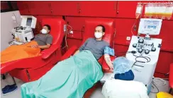  ?? ANGGER BONDAN/JAWA POS ?? TERUS DITUNGGU: Penyintas Covid-19 Aji Bagus (dua dari kiri) mendonorka­n plasma konvalesen di Unit Transfusi Darah (UTD) PMI Sidoarjo pada Rabu (3/2).